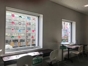 千葉市子ども交流館　窓辺の装飾