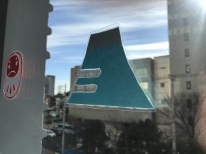 千葉市子ども交流館　窓辺の装飾「富士山」