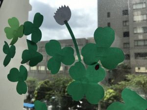 窓辺シリーズ「シロツメクサとツバメ」
